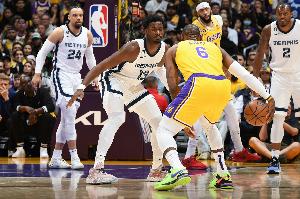 詹姆斯上次在季后赛命中绝平球是在23年首轮G4最后0.8秒突破上篮