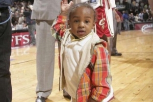 美媒晒20年前的詹姆斯+布朗尼：20年后 詹姆斯给布朗尼送出空接