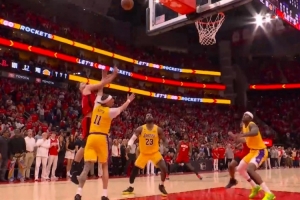 太难了！申京绝杀失手 湖人保护篮板还剩0.9秒