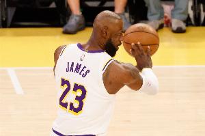 解说：火箭煮熟的鸭子真能飞走 我对詹姆斯的敬佩如滔滔江水！