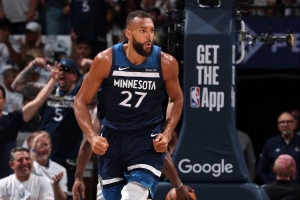 这要进了可不得了！戈贝尔三分线外被完全放空 果断出手稍稍偏出