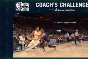 夺回球权！麦科勒姆突破被哈特切球出界 尼克斯挑战成功