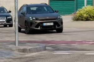 早日康复！亚马尔抵达巴萨基地接受治疗