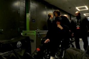 遭遇右跟腱撕裂！迪文岑佐坐轮椅离开球馆 受伤部位已穿上保护靴