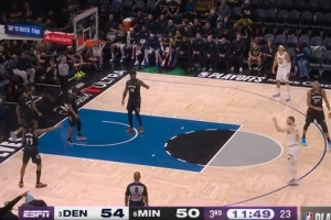 没办法！下半场道苏姆和康利顶替受伤的爱德华兹和迪文岑佐出战