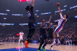 万军之中取上将首级！坎宁安持球强攻 在3人合围下抛投打成2+1