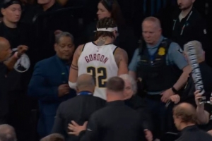 无大碍！阿隆·戈登下场自己快步走回更衣室 可以继续打