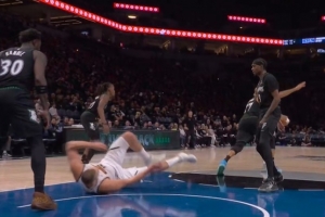 老将有的是力气！约基奇切入被康利直接推翻 前者滚了一圈