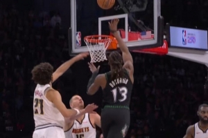 闲庭信步！道苏姆借掩护突进内线 面对约基奇滞空抛投潇洒再中