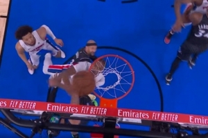 神兵天降！奥萨尔一招天外飞仙再度补篮得手 可惜加罚没有