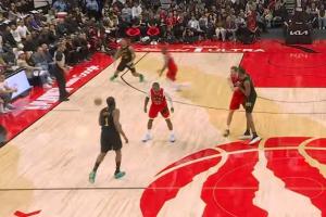 7个失误了！哈登简单传球直接传给了巴雷特！