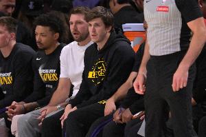 湖人自媒体：里夫斯搞不好得在G5复出 这帮家伙连球都运不过半场