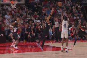 要收比赛了！福克斯弧顶迎着防守再中三分球