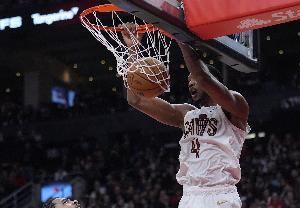 强硬一把！莫布里顺下接球 顶开防守暴扣拿分