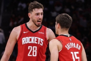 火箭首发五人得分均15+ 队史季后赛自1997年西部半决赛以来首次