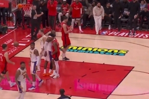 捅马蜂窝？阿门进球后故意撞胸挑衅詹姆斯 后者面无表情走开