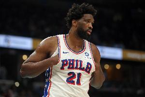 解说：恩比德复出的状态还可以 但球队就完全没得打了