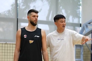 备战明晚系列赛G1！广东男篮官方社媒晒球队训练视频