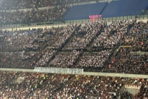 不满球票价格高昂，AC米兰球迷在南看台进行抗议