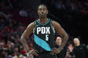 难阻失利！朱·霍勒迪多次对位文班 全场13中6拿20分6板有6失误