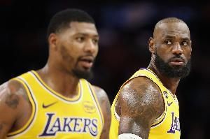 双方强度差异不小！湖人半场出现多达13次失误 火箭仅4次