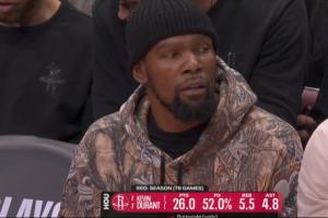 他今天来了！杜兰特坐在场边支持队友 身穿花衣服头戴小黑帽！