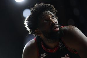 终结很一般呀！恩比德复出半场10中3拿12分5板3助 罚球8中6