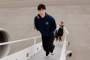 开拓者队官方晒登机照 杨瀚森背粉色书包 三名双向合同球员也同行