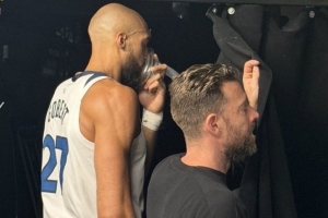 心肺拉满+高原反应？戈贝尔比赛中被拍到在球员通道内吸氧