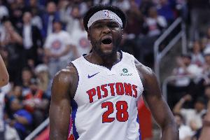 镇守禁区很硬气！斯图尔特替补17分钟狂送8帽 另有8分3前场板1助