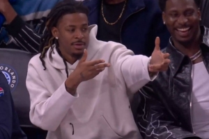 在场下总没事了吧？贝恩命中三分球 莫兰特场边开枪庆祝