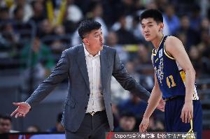 媒体人：多位球员浑浑噩噩 缺乏斗志 杜锋似乎失去了球员的拥戴