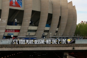 巴黎球迷横幅化用《小王子》名句：请给我画第二座欧冠奖杯