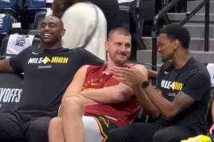 1-3毫无压力？约基奇赛前场边与队友聊天 笑容满面