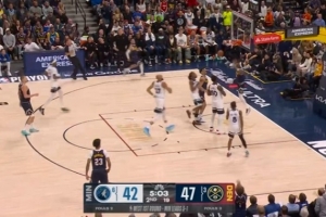 运筹帷幄！约基奇助攻琼斯三分穿针 随后假动作晃动再助布朗暴扣