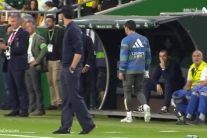 西媒：对贝蒂斯比赛的半场，卡瓦哈尔当着阿韦洛亚的面提前离场