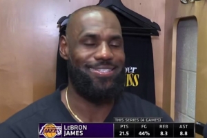 皮一下！接受采访时储物柜有东西掉出 詹姆斯：我又有一个失误