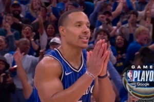 前队友很兴奋！贝恩关键时刻三分打板命中 双手合十感恩