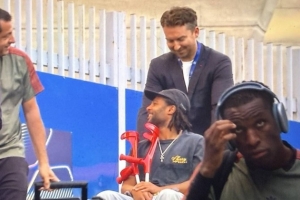 格纳布里坐轮椅赴巴黎观战，孔帕尼、埃贝尔、胡梅尔斯称赞