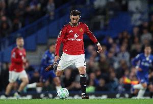 邮报：B费为球迷签名出现安全隐患，许多人相互推搡