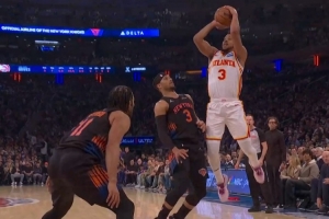 躲避不及！麦科勒姆急停跳投贴着哈特打成2+1