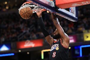 吃了德芙？乔治背打丝滑转身抹过防守 腾空而起单臂劈扣完成终结