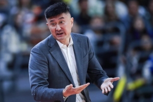 郭艾伦解说时打趣：杜锋指导走了 生气了 走道儿都是横着走的