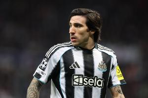 内维尔：曼联需要2中场1中卫，现实点说是托纳利、安德森和孔萨