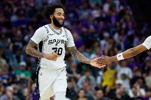 优质射手！朱利安·尚帕尼首轮场均10.2分5板 三分命中率61.9%