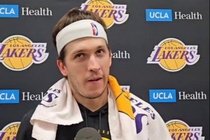 里夫斯谈伤缺：只能坐在场边观战 无法影响比赛 这种感觉非常糟糕