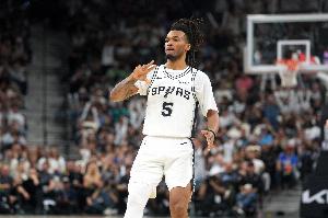 失误略多！卡斯尔首轮场均19.8分4板6助3.6失误 三分命中率40.7%