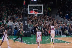 终结可以！恩比德内线单打 后仰中投命中率队扩大领先