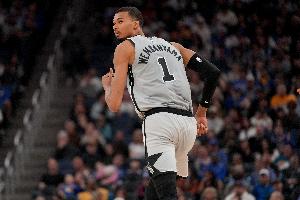 媒体人：文班防守太夸张让开拓者无法解决 谁突进去都像见鬼了