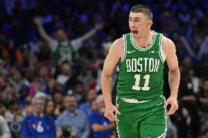 就眼瞅着？普理查德挡拆后直突篮下 顶着恩比德成功打2+1